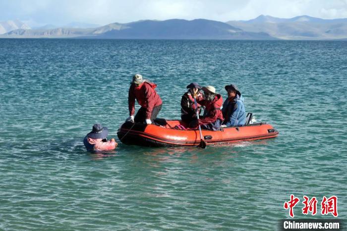 科考隊員乘充氣快艇考察扎日南木錯歸來?！?lt;a target='_blank' ><p  align=