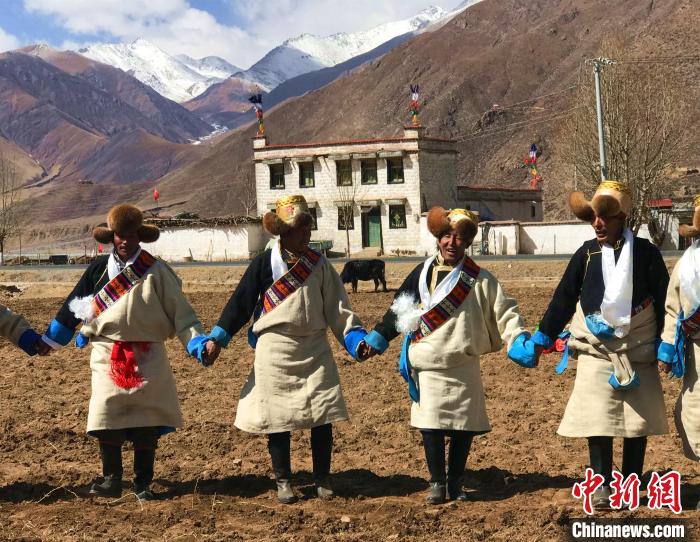 2021年3月，拉薩市德慶村村民在春耕儀式上表演傳統(tǒng)歌舞?！∪轿木?攝