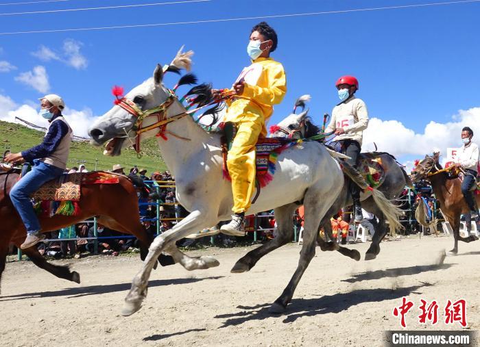 圖為打隆物交會期間舉辦的賽馬活動。　冉文娟 攝