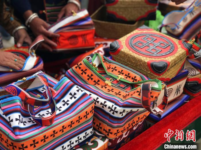 圖為打隆物交會上售賣的民族手工藝品?！∪轿木?攝
