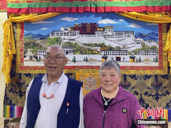 甲央曲培和杜應芳在家中。彭寧鈴 攝