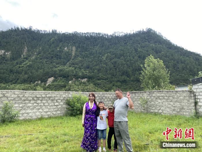 周勁名一家。彭寧鈴 攝