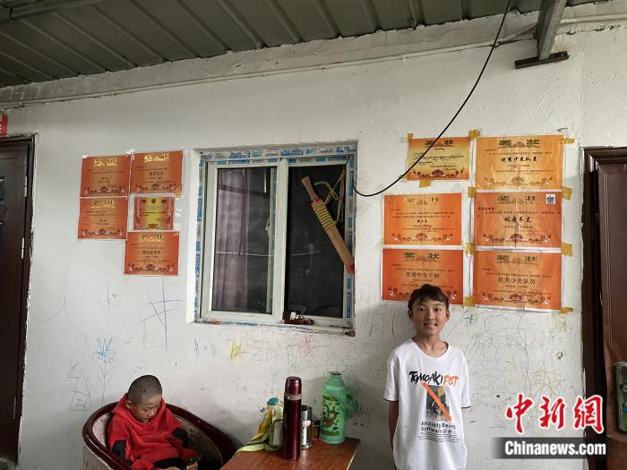 周勁名的大女兒和她獲得的獎狀。彭寧鈴 攝