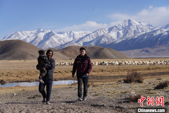 資料圖為4月29日，王克明在西藏自治區(qū)阿里地區(qū)噶爾縣義診。 <a target='_blank' ><p  align=