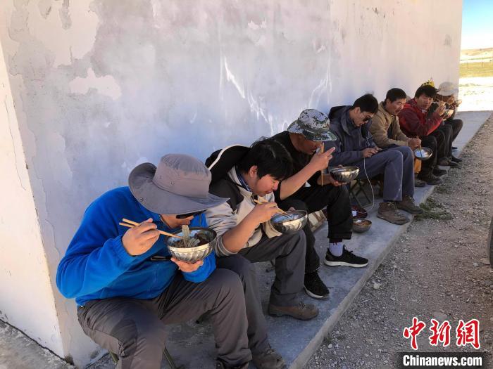 科考隊(duì)員在高原湖泊岸邊進(jìn)餐。　<a target='_blank' ><p  align=
