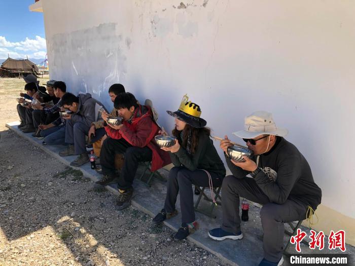 科考隊(duì)員在高原湖泊岸邊進(jìn)餐。　<a target='_blank' ><p  align=