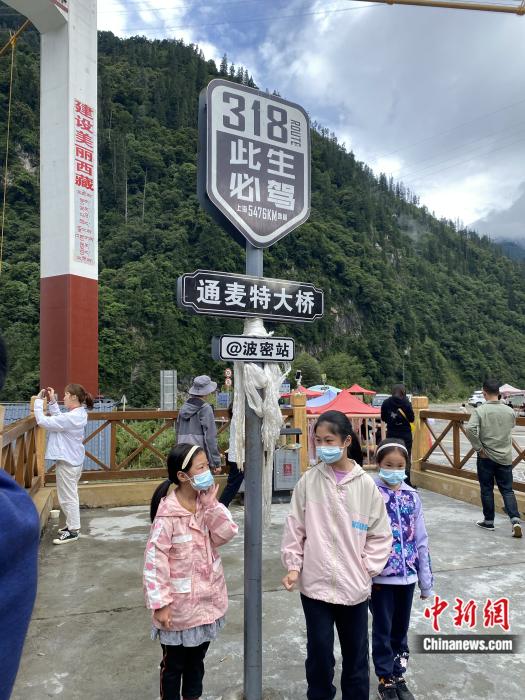 游人在通麥特大橋拍照打卡。彭寧鈴 攝