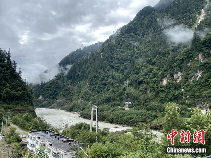 險(xiǎn)山急流中的兩座橋。彭寧鈴 攝