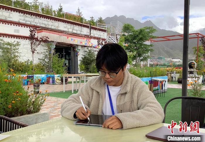 “Z世代”旦真旺加認為，拉薩是一座開放與包容的城市，記憶中的拉薩是彩色的。2021年，旦真旺加從浙江大學漢語言文學專業(yè)畢業(yè)后，他選擇回到拉薩，成為一名漢語文實習助教。圖為8月4日，旦真旺加在課間陪學生玩耍。 <a target='_blank' ><p  align=