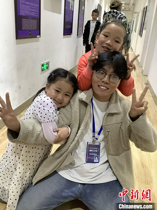 “Z世代”旦真旺加認為，拉薩是一座開放與包容的城市，記憶中的拉薩是彩色的。2021年，旦真旺加從浙江大學漢語言文學專業(yè)畢業(yè)后，他選擇回到拉薩，成為一名漢語文實習助教。圖為8月4日，旦真旺加在課間陪學生玩耍。 <a target='_blank' ><p  align=