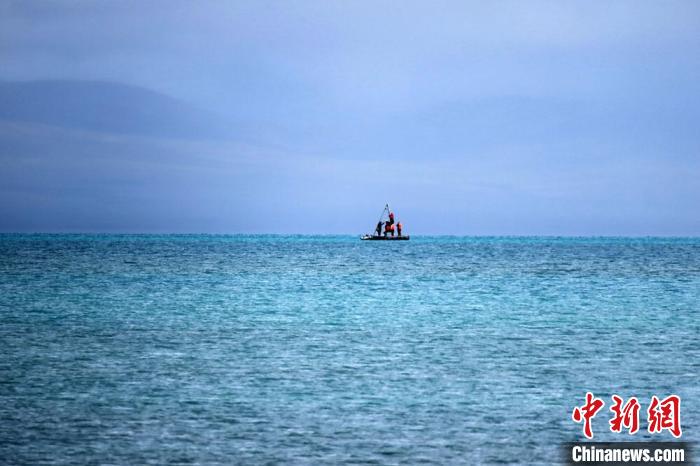 從岸邊營(yíng)地以長(zhǎng)焦鏡頭遠(yuǎn)眺，科考隊(duì)員在巴木錯(cuò)作業(yè)?！?lt;a target='_blank' ><p  align=