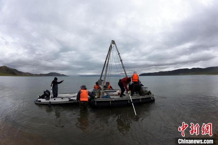 科考隊(duì)員向巴木錯(cuò)湖心進(jìn)發(fā)?！?lt;a target='_blank' ><p  align=