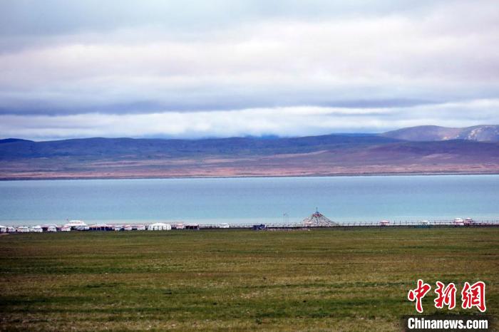 西藏安多縣茲格塘錯岸邊帳篷林立，旅游業(yè)發(fā)展勢頭良好?！?lt;a target='_blank' ></p><p  align=