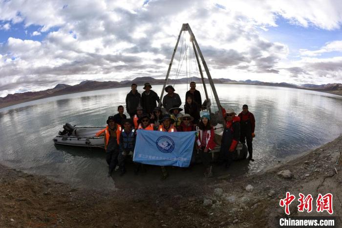 科考隊員在結(jié)則茶卡湖岸邊合影?！?lt;a target='_blank' ></p><p  align=