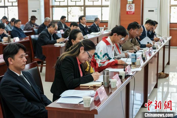 圖為8月10日座談會(huì)現(xiàn)場(chǎng)，左一為歸國(guó)定居藏胞晉美次旦?！〗w波 攝