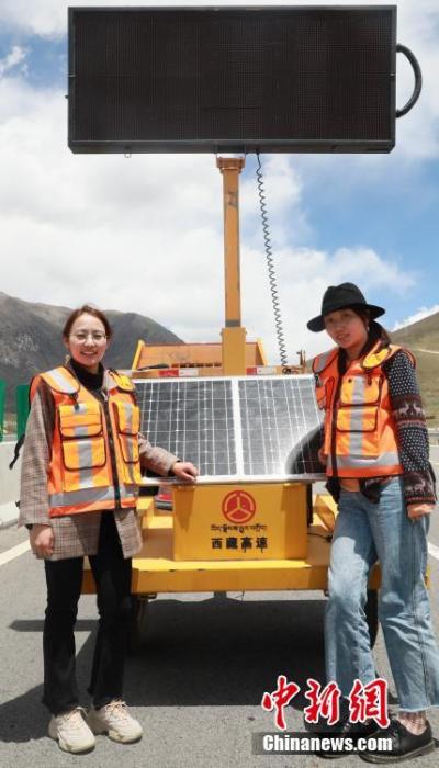 圖為萍措(右)在采訪過程中留影。(資料圖片) <a target='_blank' ><p  align=