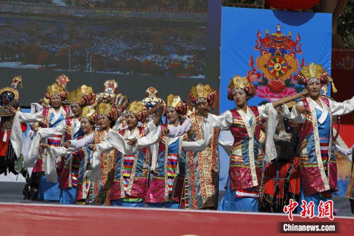 圖為日喀則市一場文藝節(jié)目的藏戲表演(資料圖)。趙朗攝