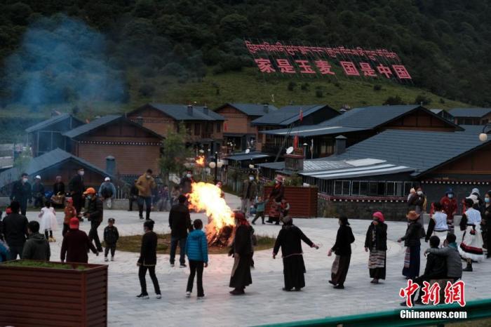 圖為8月5日，玉麥鄉(xiāng)民眾在鄉(xiāng)里跳鍋莊舞，從前的“三人鄉(xiāng)”熱鬧起來了。 <a target='_blank' ></p><p  align=