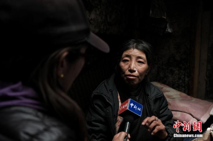 圖為8月6日，卓嘎在牧場小屋內接受<a target='_blank' ></p><p  align=