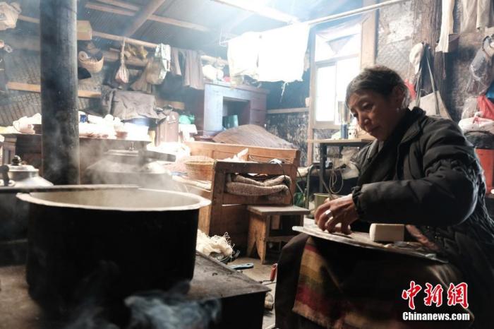 圖為8月6日，60歲的卓嘎在玉麥鄉(xiāng)牧場放牧點制作奶渣。 <a target='_blank' ></p><p  align=