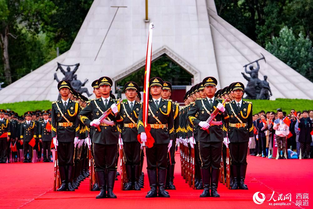 8月19日10時(shí)，慶祝西藏和平解放70周年大會(huì)在拉薩市布達(dá)拉宮廣場(chǎng)隆重舉行。這是大會(huì)舉行升旗儀式。徐馭堯 攝