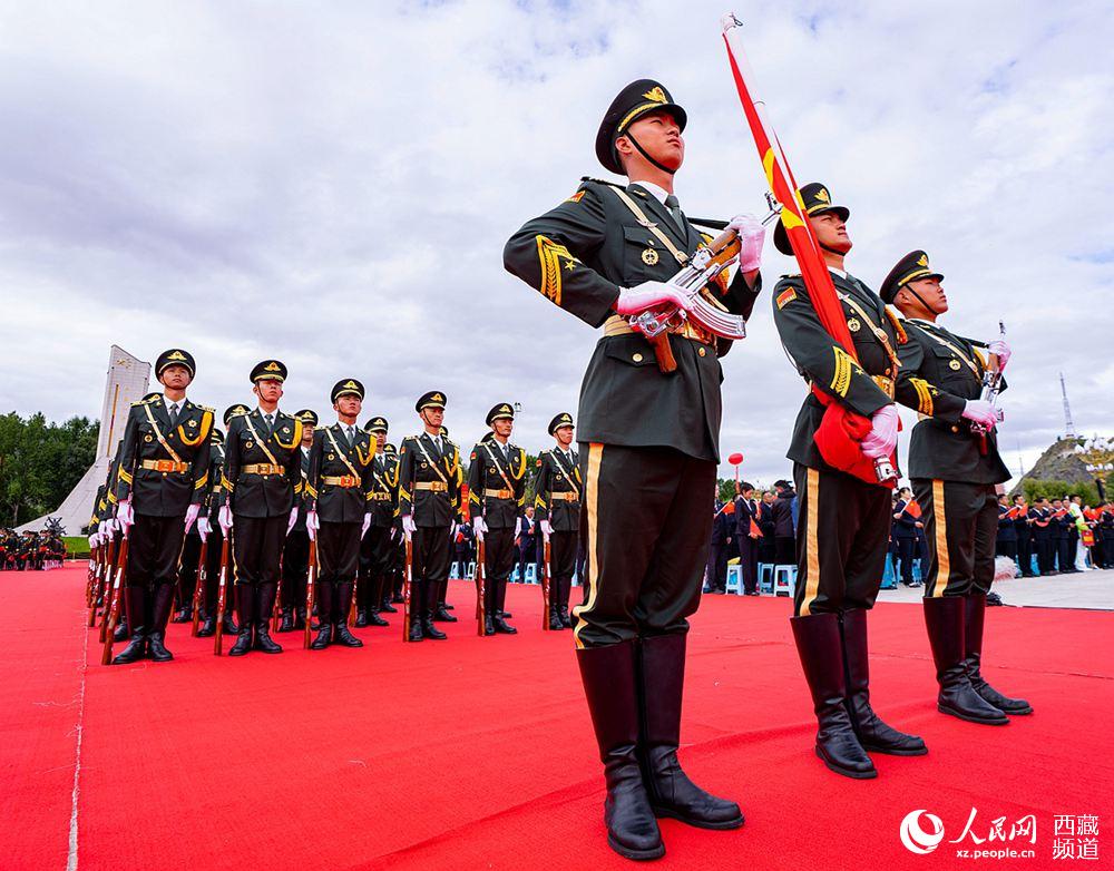 8月19日10時(shí)，慶祝西藏和平解放70周年大會(huì)在拉薩市布達(dá)拉宮廣場(chǎng)隆重舉行。這是大會(huì)舉行升旗儀式。徐馭堯 攝