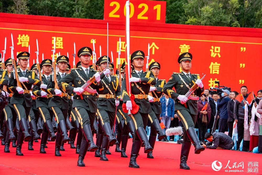 8月19日10時(shí)，慶祝西藏和平解放70周年大會(huì)在拉薩市布達(dá)拉宮廣場(chǎng)隆重舉行。這是大會(huì)舉行升旗儀式。徐馭堯 攝