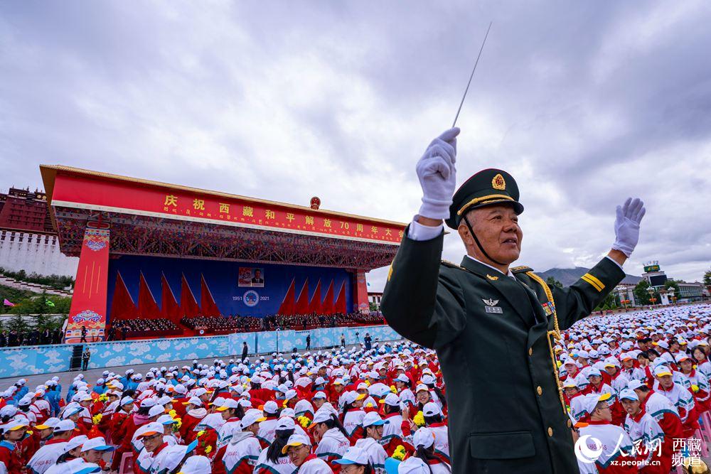 8月19日10時(shí)，慶祝西藏和平解放70周年大會(huì)在拉薩市布達(dá)拉宮廣場(chǎng)隆重舉行。徐馭堯 攝