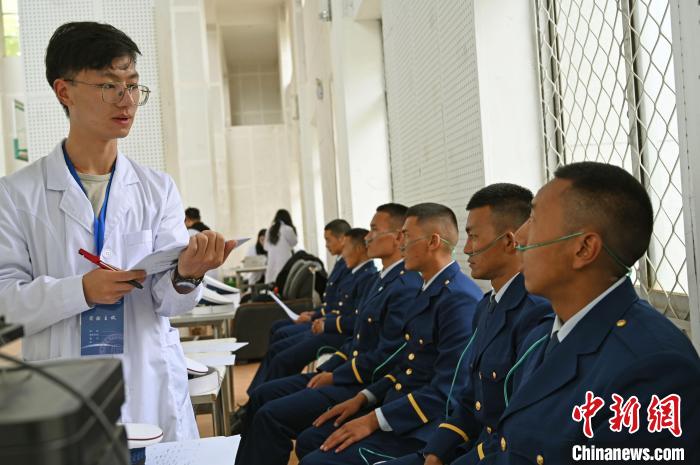 圖為研究團隊成員登記消防員信息。　趙朗 攝