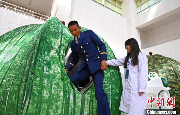 圖為參與完測試，消防員走出高壓氧倉。　趙朗 攝