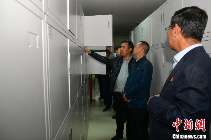 圖為參加西藏三大重點文物保護(hù)維修工程檔案移交進(jìn)館儀式人員參觀拉薩市檔案館?！∝暩聛硭?攝