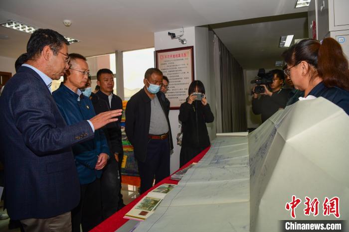 圖為參加西藏三大重點文物保護(hù)維修工程檔案移交進(jìn)館儀式人員參觀布達(dá)拉宮手繪圖紙。　貢嘎來松 攝