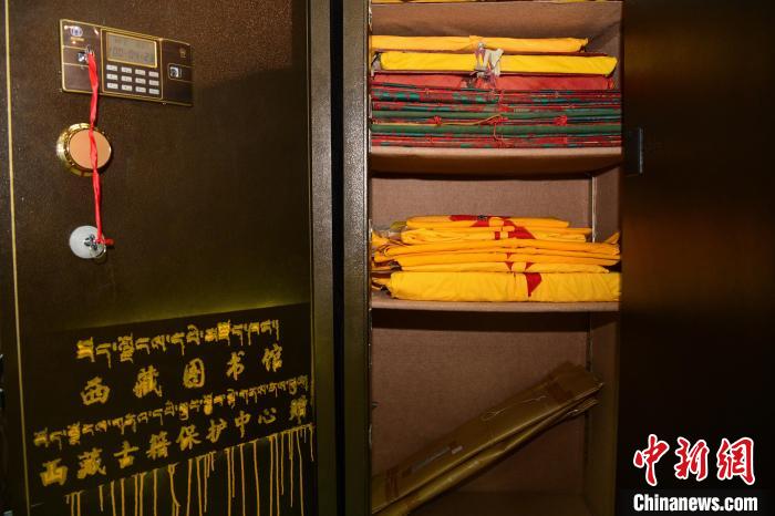 圖為拉薩市檔案館里收藏的藏文古籍?！∝暩聛硭?攝