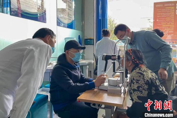 圖為9月10日，專家在日喀則藏康醫(yī)院開展義診活動?！×貉喷?攝