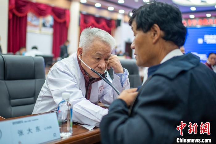 圖為專家團(tuán)隊在日喀則市開展義診活動?！〉┰雠?攝