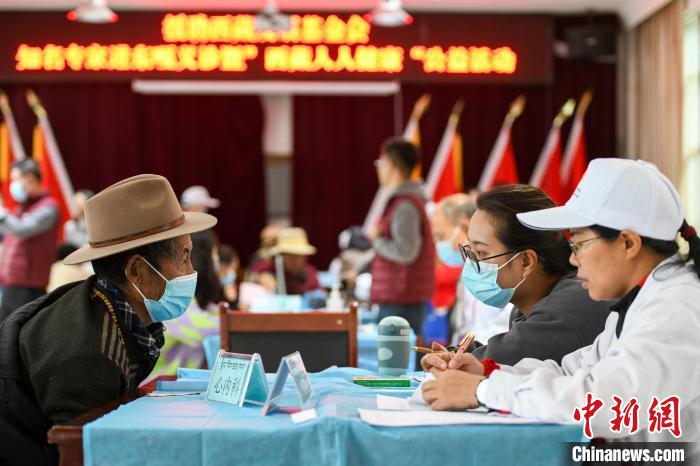 圖為9月11日，西藏日喀則桑珠孜區(qū)東嘎鄉(xiāng)義診現(xiàn)場(chǎng)?！〗w波 攝