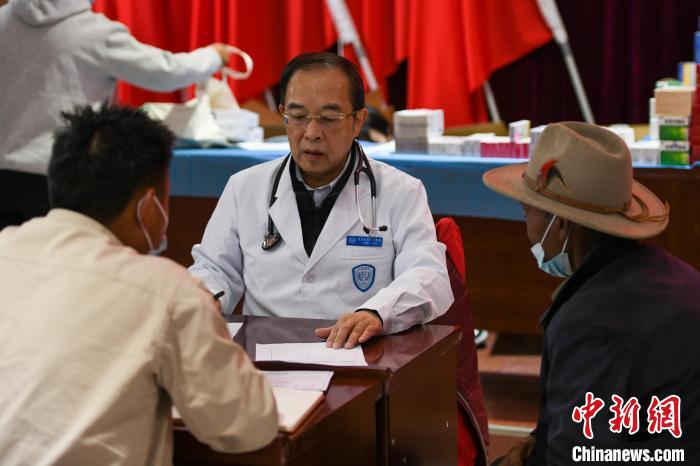 北京大學(xué)人民醫(yī)院心臟中心副主任、博士生導(dǎo)師王偉民為農(nóng)牧民問(wèn)診?！〗w波 攝