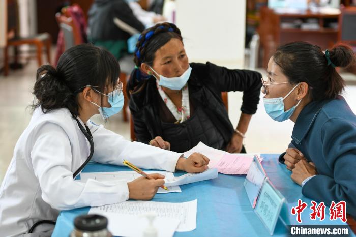 因不少農(nóng)牧民不會(huì)普通話，義診活動(dòng)現(xiàn)場(chǎng)，鄉(xiāng)政府為每位醫(yī)生配了一名翻譯?！〗w波 攝