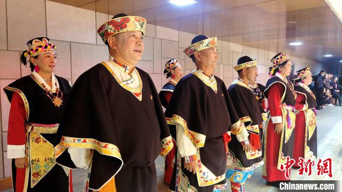 圖為西藏老年舞蹈隊(duì)在后臺(tái)準(zhǔn)備上場(chǎng)。　貢桑拉姆 攝