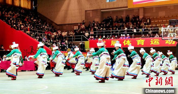 圖為西藏老年舞蹈隊(duì)齊跳傳統(tǒng)鍋莊舞?！∝暽＠?攝