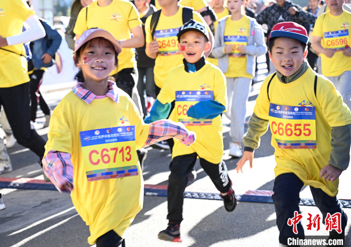 圖為當?shù)貎和瘏⒓用阅惆氤恬R拉松。 <a target='_blank' ><p  align=