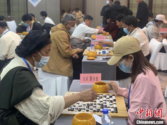 圖為參賽選手正在進(jìn)行藏棋對(duì)弈。　謝牧 攝