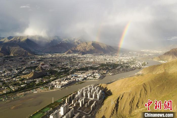 圖為海拔3600多米的高原城市拉薩迎來雨后彩虹。(資料圖) 江飛波 攝
