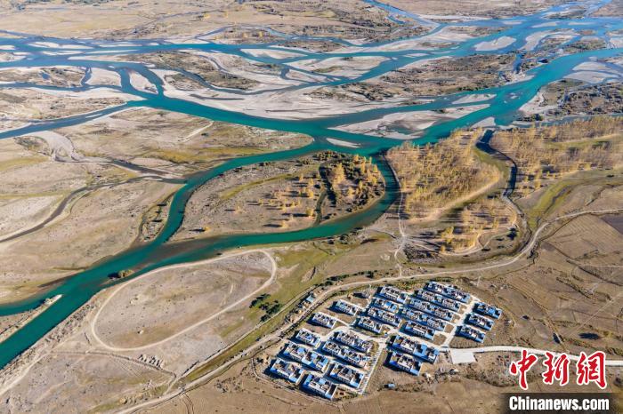 圖為10月16日，航拍高原河流拉薩河辮狀水系和河畔村莊，一派和諧景象?！〗w波 攝