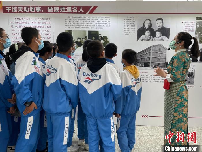 圖為學生正在聽講解員講解?！≈x牧 攝