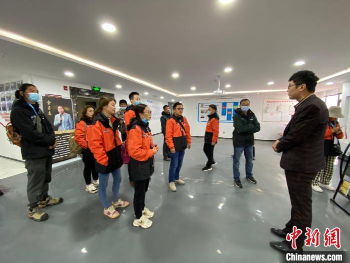 圖為2021瀾湄萬里行中外媒體在昌都新區(qū)采訪?！±罱瓕?攝