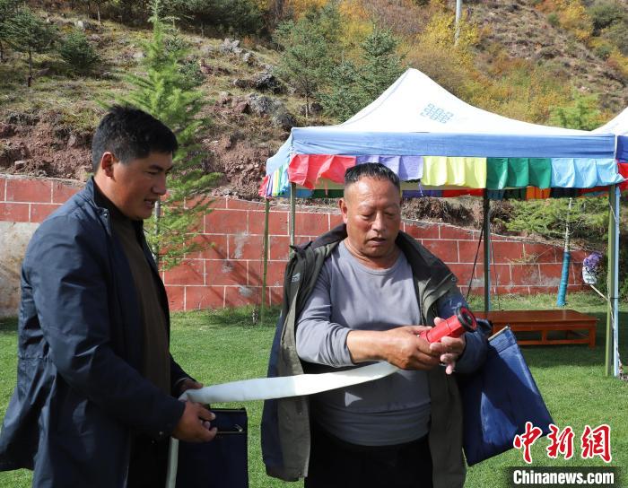 圖為護(hù)林員操作體驗(yàn)滅火裝備?！〔际猩窒乐ш?duì) 供圖