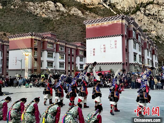 圖為文藝工作者在新村表演節(jié)目?！∽筘暱h委宣傳部 供圖