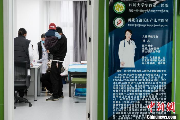 圖為四川大學(xué)華西第二醫(yī)院專家接診?！〗w波 攝