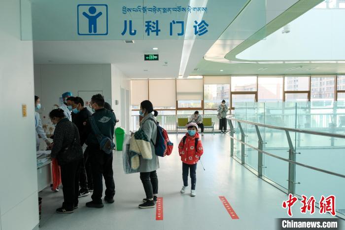 圖為兒科義診接診現(xiàn)場。　江飛波 攝